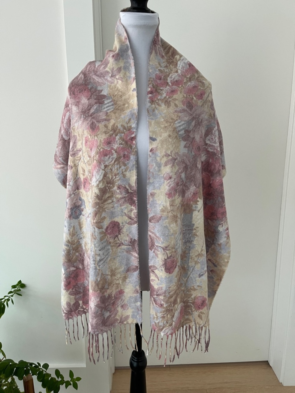 AXESSIMO INTERNATIONAL Cozy Winter Scarf Fringe Pastel Dreamy Floral Made Italy